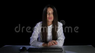女孩害羞地看着显示器电脑。 情感。 工作室